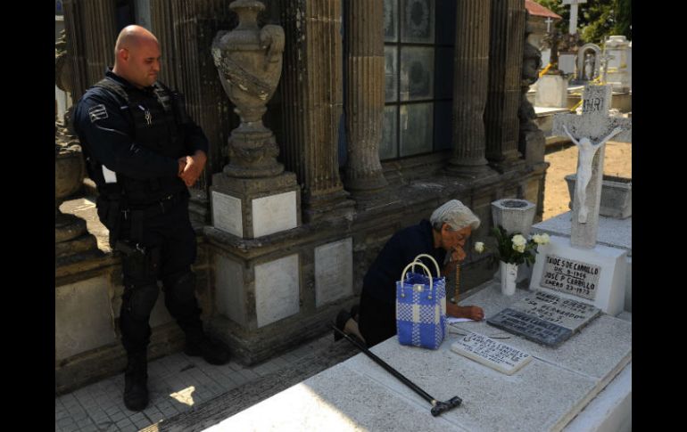 Un policía de Guadalajara ayudó a una mujer en silla de ruedas a llegar hasta la tumba de su madre.  /