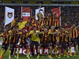 Los Leones Negros levantan el trofeo que los acredita como campeones del Ascenso MX. MEXSPORT /