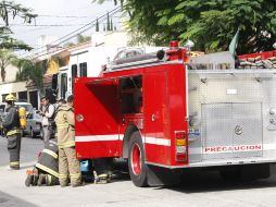 Bomberos tuvieron que acudir al sitio a fin de sofocar el incendio y evitar daños mayores. ARCHIVO /