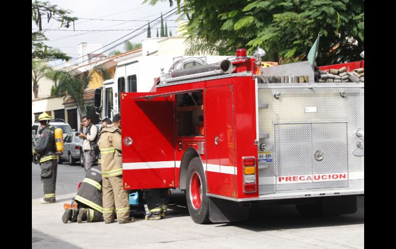 Bomberos tuvieron que acudir al sitio a fin de sofocar el incendio y evitar daños mayores. ARCHIVO /