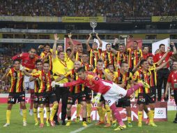 Tras un partido que mantuvo en vilo a la afición, Leones Negros logró alzarse con la victoria e integrarse a la Primera División. MEXSPORT /