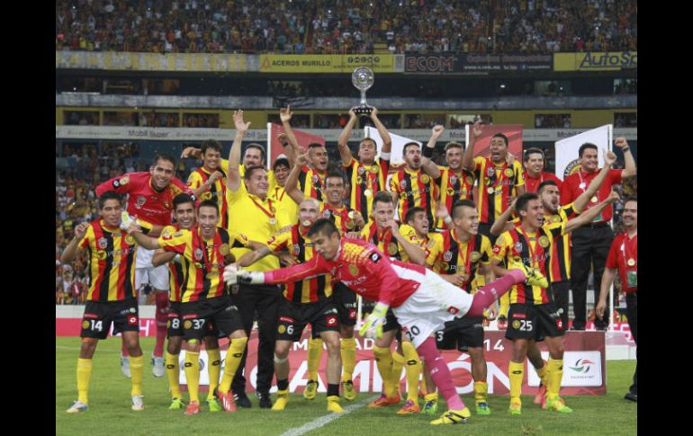 Tras un partido que mantuvo en vilo a la afición, Leones Negros logró alzarse con la victoria e integrarse a la Primera División. MEXSPORT /