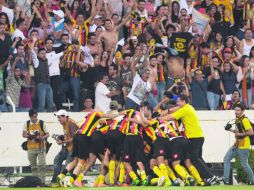 Comunión. Jugadores y afición de los Melenudos celebraron ayer en casa el ascenso a la Liga MX. MEXSPORT /