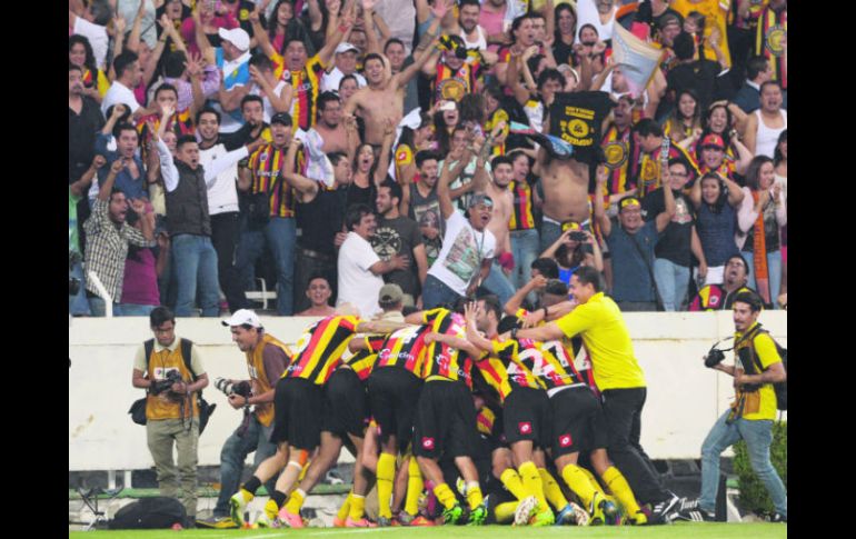 Comunión. Jugadores y afición de los Melenudos celebraron ayer en casa el ascenso a la Liga MX. MEXSPORT /