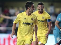 Jaume Costa (i) celebra el cuarto gol del Villarreal, al minuto 64. EFE /