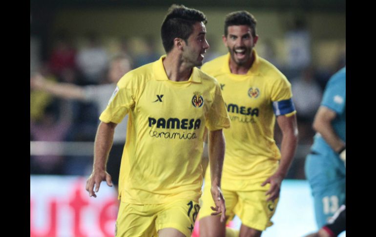 Jaume Costa (i) celebra el cuarto gol del Villarreal, al minuto 64. EFE /