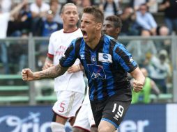 El triunfo del Atalanta le quita al equipo Rossonero la posibilidad de irse al sexto puesto. EFE /