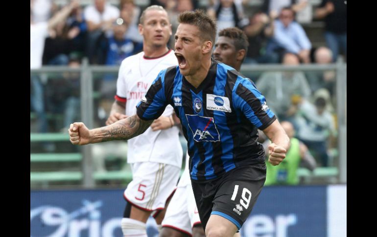 El triunfo del Atalanta le quita al equipo Rossonero la posibilidad de irse al sexto puesto. EFE /