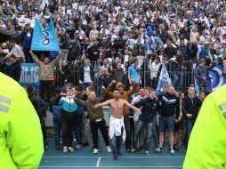 Ultras del Zenit invaden el campo cuando su equipo auguraba la derrota ante el Dinamo Moscú; suspenden partido. AFP /