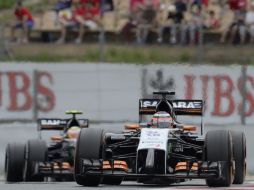 Los pilotos de Force India, Nico Hulkenberg y ''Checo'' Pérez, compiten en la última prueba del GP de España. AFP /