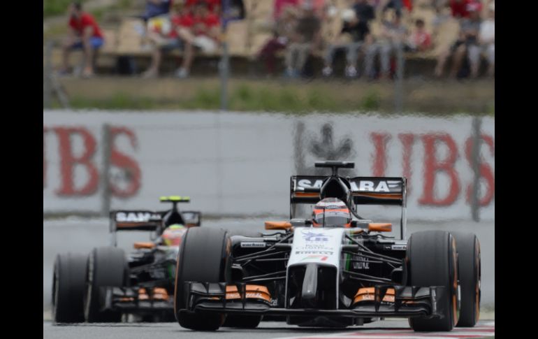 Los pilotos de Force India, Nico Hulkenberg y ''Checo'' Pérez, compiten en la última prueba del GP de España. AFP /