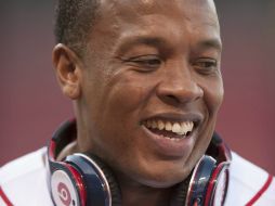 Dr Dre porta unos auriculares de su firma Beats. ARCHIVO /