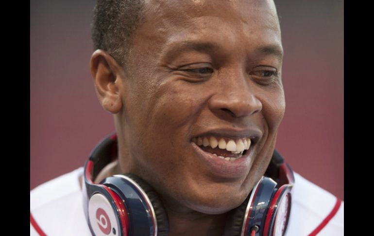 Dr Dre porta unos auriculares de su firma Beats. ARCHIVO /