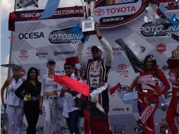 Rogelio López celebrando su victoria 22 en el Victory Lane. ESPECIAL /