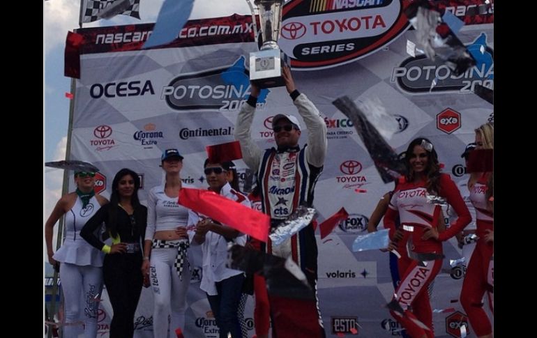 Rogelio López celebrando su victoria 22 en el Victory Lane. ESPECIAL /