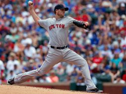 John Lackey lanzó siete entradas completas. AFP /