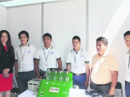 Nelly Marisol, en compañía de los alumnos y su maestro asesor, quienes presentaron el proyecto de probador de inyectores.  /