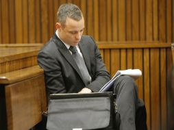 Óscar Pistorius sigue en juicio por el asesinato de su novia Reeva Steenkamp. AP /