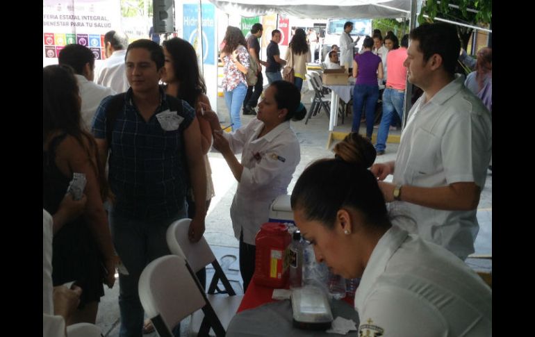 La Secretaría de Salud Jalisco ofrece pruebas de diabetes e hipertensión, aplicación de vacunas, entrega de suero oral y preservativos.  /