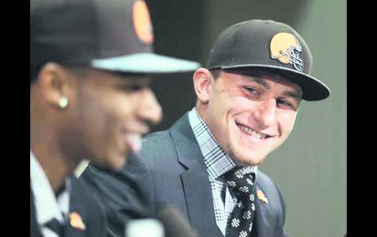 Se pone la camisa. Manziel fue electo por los Browns en la posición 22 de la primera ronda. AP /