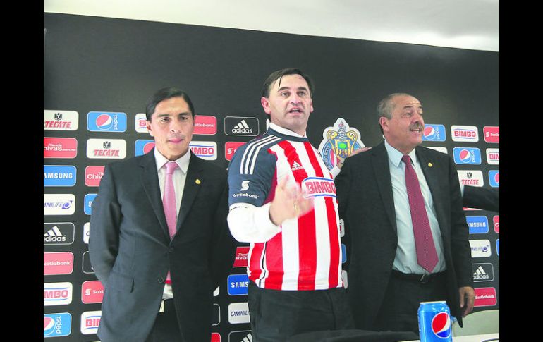 En equipo. El nuevo entrenador del Rebaño (segundo a la derecha), durante su presentación.  /