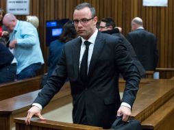 Óscar Pistorius continúa con la versión de haber matado a su novia por accidente. AFP /