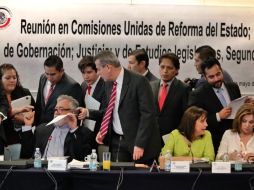 El legislador Alejandro Encinas, entre otros, durante una reunión de las Comisiones Unidas de Reforma del Estado. SUN /