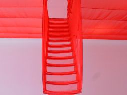 La obra 'Starcase' Escalera-V' del artista coreano Do-Ho Suh, es uno de los montajes que hay en el MAZ.  /