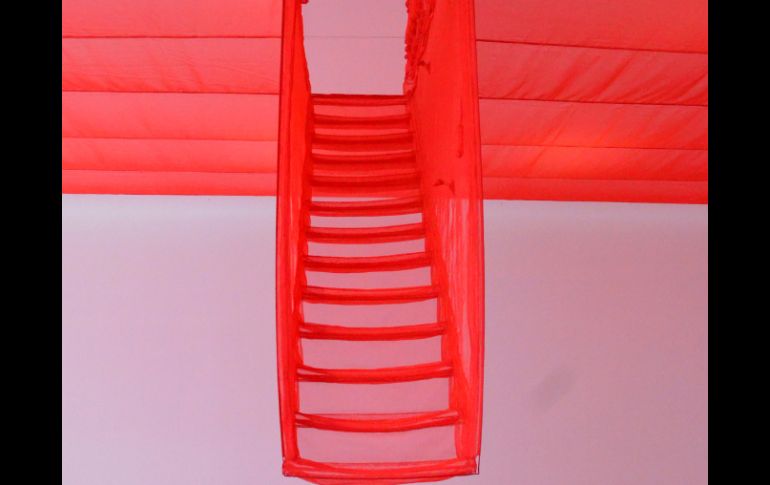 La obra 'Starcase' Escalera-V' del artista coreano Do-Ho Suh, es uno de los montajes que hay en el MAZ.  /