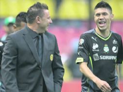 El técnico del América junto a su nuevo jugador, Oribe Peralta, en el pasado duelo entre las Águilas y Santos en el Clausura 2014. MEXSPORT /