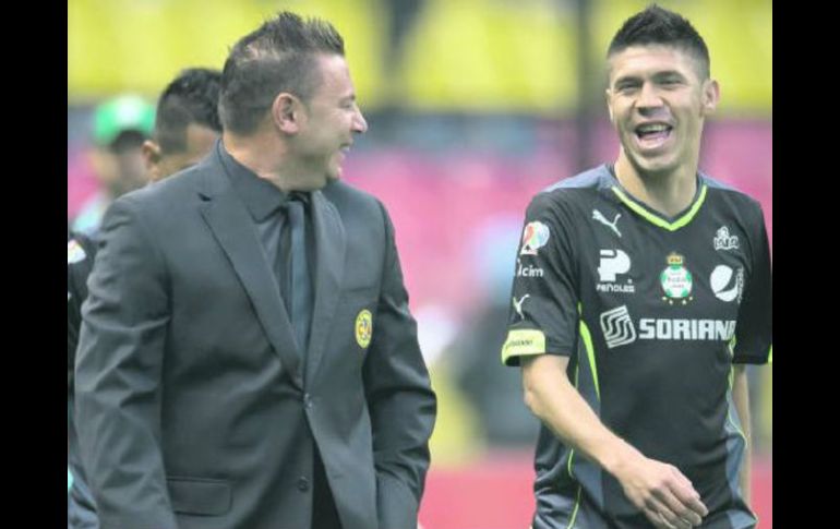 El técnico del América junto a su nuevo jugador, Oribe Peralta, en el pasado duelo entre las Águilas y Santos en el Clausura 2014. MEXSPORT /