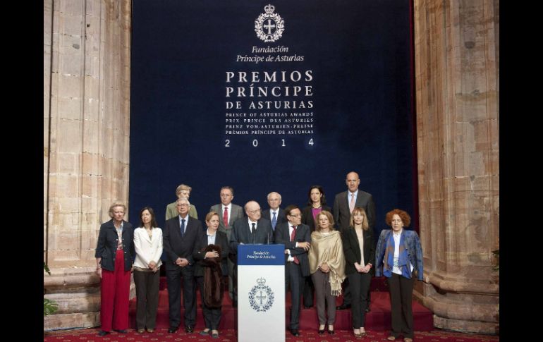 En la imagen, el presidente del jurado dando a conocer los resultados. EFE /