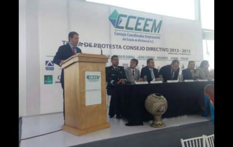 Alfredo Castillo ofrece un discurso ante empresarios del Consejo Coordinador Empresarial (CCE). TOMADA DE @Comisionadomich. ESPECIAL /