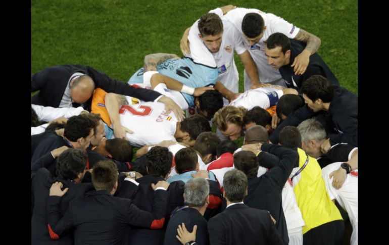 Sevilla anotó todos sus tiros desde los once pasos y se llevó el campeonato. AFP /