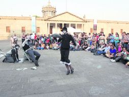 En exteriores. De vez en cuando algunas agrupaciones teatrales se lanzan a las calles para ofrecer sus trabajos.  /