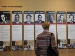 Un hombre observa unas fotografías de arquitectos españoles que radicaron en México. EFE /