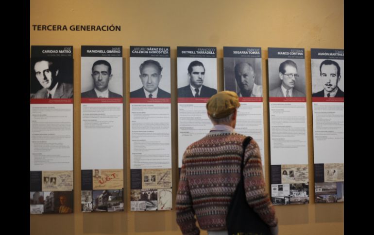 Un hombre observa unas fotografías de arquitectos españoles que radicaron en México. EFE /