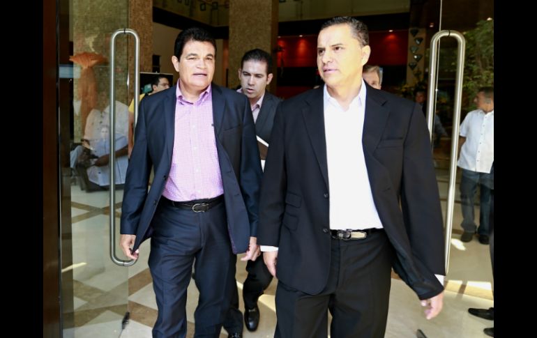 López Valdez (i) y Sandoval Castañeda, a su salida del hotel donde se toman las próximas decisiones de la LMP.  /