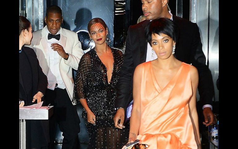 Jay Z y Solange protagonizaron pelea en un elevador durante la noche del MET. ARCHIVO /