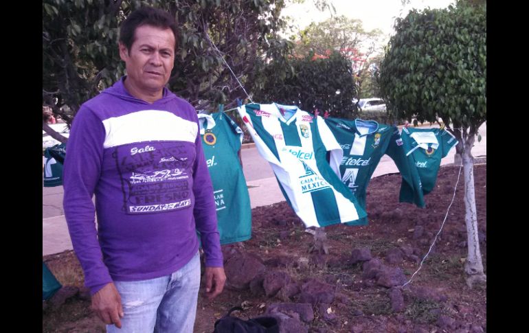 Mayolo busca vender sus playeras a una cuadra del Estadio León, el día de la final.  /