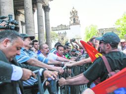 En la manifestación de ayer, Día del Maestro, docentes de la CNTE tratar de tirar una valla que limitaba el acceso al Teatro Degollado.  /