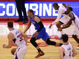 Russell Westbrook, de azul, destacó en la victoria de Oklahoma. AFP /