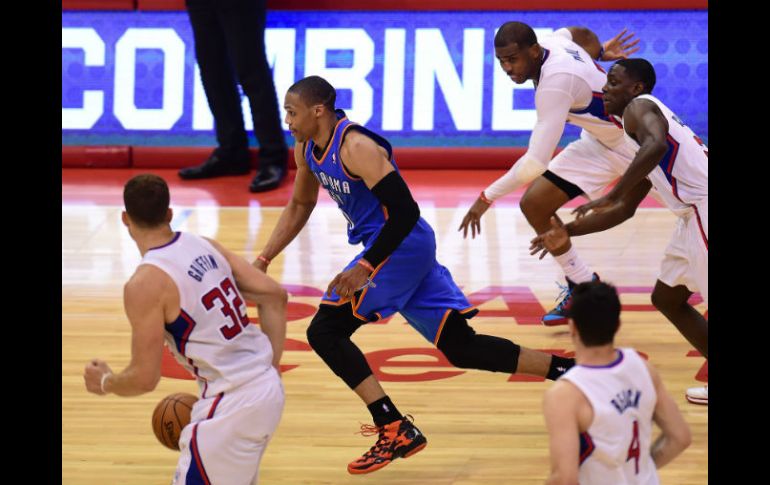 Russell Westbrook, de azul, destacó en la victoria de Oklahoma. AFP /