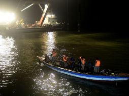 Socorristas trabajan en la zona del desastre. Muchos cuerpos continúan atrapados dentro del ferry. AFP /