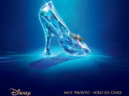 En el primer cartel aparece la emblemática zapatilla de cristal que la princesa pierde en el baile.  /