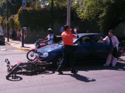 La motocicleta quedo bajo las llantas del Chevy.  /