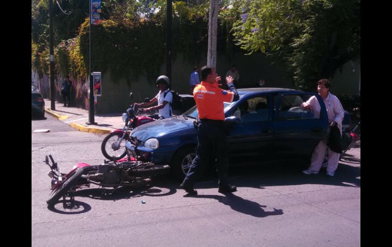 La motocicleta quedo bajo las llantas del Chevy.  /