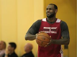 LeBron James, de Miami, prepara un tiro durante la práctica de cara a su enfrentamiento con Indiana. AP /