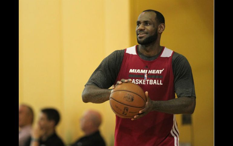 LeBron James, de Miami, prepara un tiro durante la práctica de cara a su enfrentamiento con Indiana. AP /