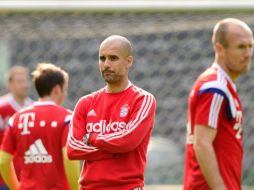 Pep Guardiola supervisa el entrenamiento previo al juego por la Copa. AFP /